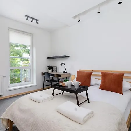 Stawowa With Balcony & Parking Cracow By Renters Appartamento